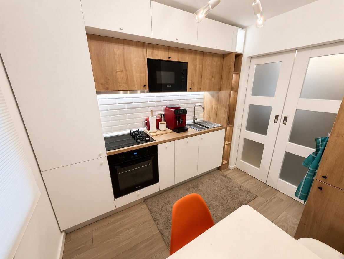 The fully equipped kitchen