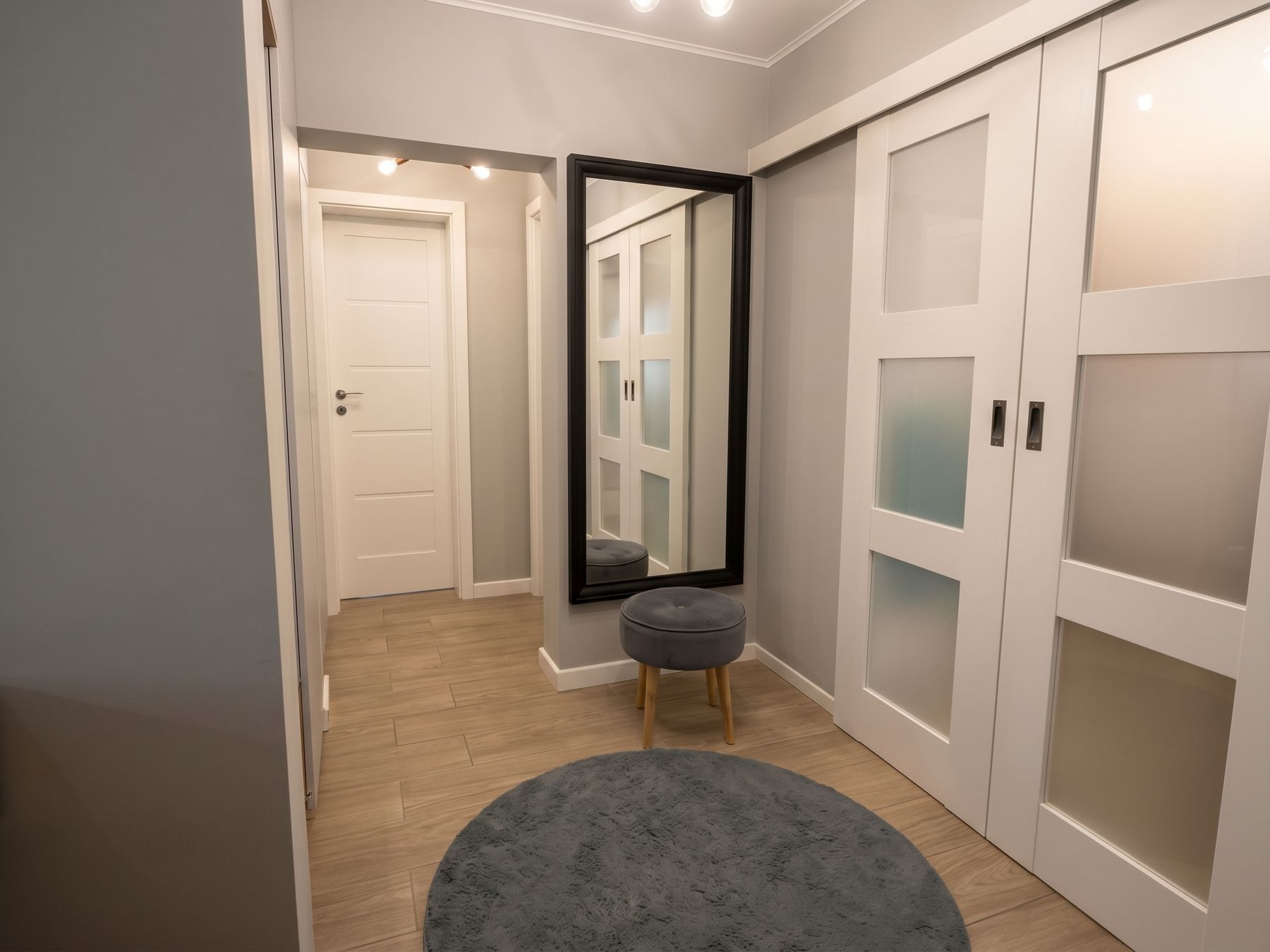 Entrance hall with mirror and wardrobes